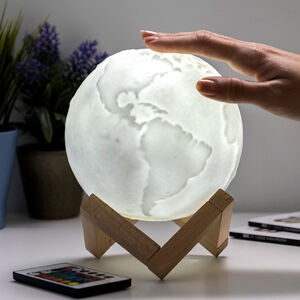 Nabíjacia LED lampa v tvare zeme Worldy